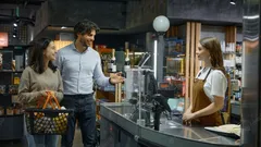 心理学者が指摘する、列で他人を先に行かせる人の7つの性格的特徴。