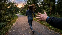 夢の中で誰かから逃げているとき、あなたの潜在意識は何を伝えているのでしょうか?