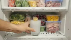 賢い人は、長期間家を空けるたびになぜ冷凍庫にコインを1枚入れるのか?