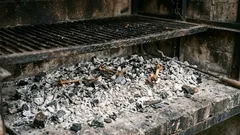 グリルの灰を捨てる前に、その灰をさらに活用できる3つの便利な方法をご確認ください