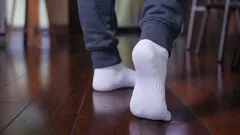 汚れた靴下を袋に入れて3分置くだけで、古い靴下でも新品のように元通りに