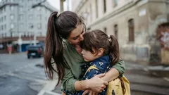 心理学者によると、子どもに不安を引き起こす可能性がある親の「優しい」行動7つ