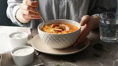 そのスパイスをスープに入れるのはやめて—味を台無しにするのに、多くの家庭で料理する人がいまだに使っている