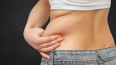 お腹と脇腹の脂肪を落とす方法:本当に効果のある3ステッププラン