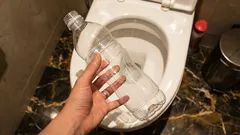 普通のボトルが、トイレの流しが遅いというよくある問題を瞬時に解決する