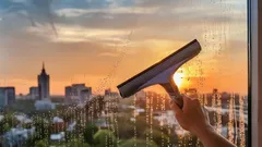 窓を水跡を残さずに掃除する方法：完璧な清潔さを実現する4つの確実な方法。