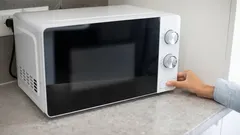 ほとんど誰もが犯しがちなあるよくある間違いが、いつ何時でも電子レンジを壊してしまう可能性があります。