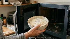 氷のキューブを使った裏技。これを使えば、昨日のご飯も2分でふっくらとした食感に戻ります。