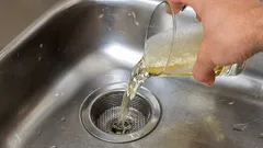 嫌な臭いはもうありません。この製品をコップ半分使うだけで、シンクの詰まりをすっきり解消できます。